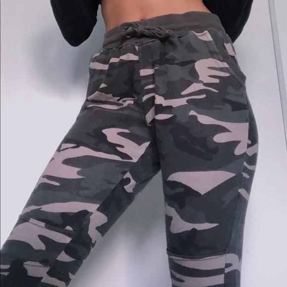 🦋3 FOR 30🦋 HIGH WAISTED CAMO JOGGERS - Picture 1 of 2